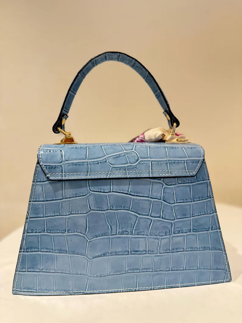 Borse in pelle fatte a mano in Italia per donna | Elegante borsa a mano con motivo coccodrillo | Borsa in pelle azzurra realizzata in Italia