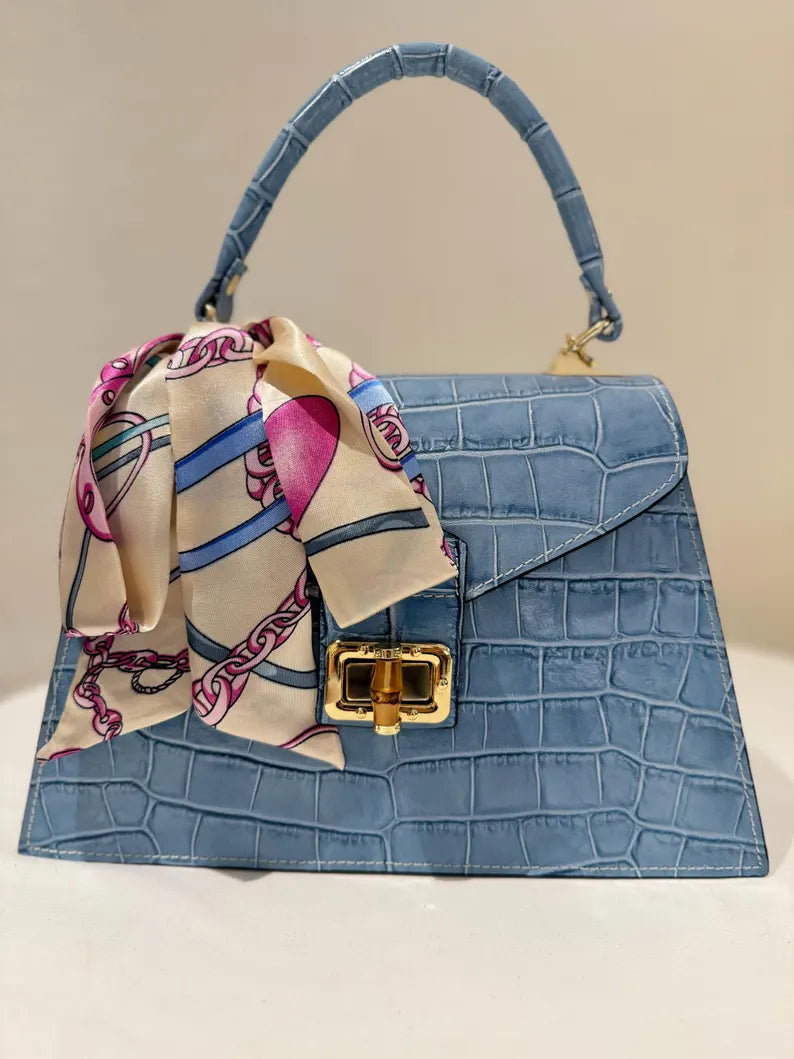 Borse in pelle fatte a mano in Italia per donna | Elegante borsa a mano con motivo coccodrillo | Borsa in pelle azzurra realizzata in Italia