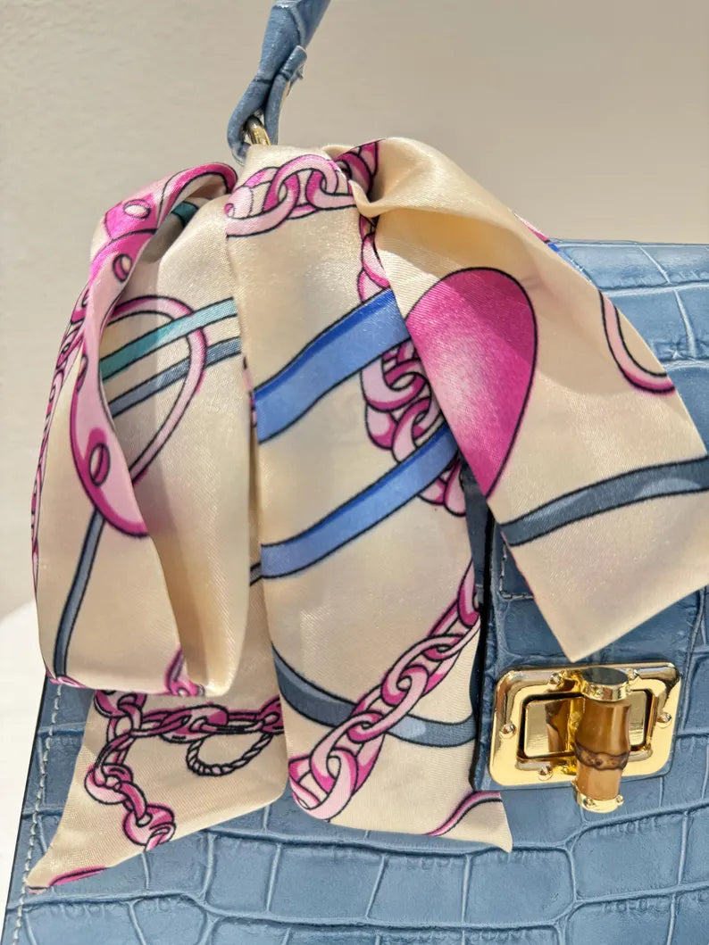 Borse in pelle fatte a mano in Italia per donna | Elegante borsa a mano con motivo coccodrillo | Borsa in pelle azzurra realizzata in Italia