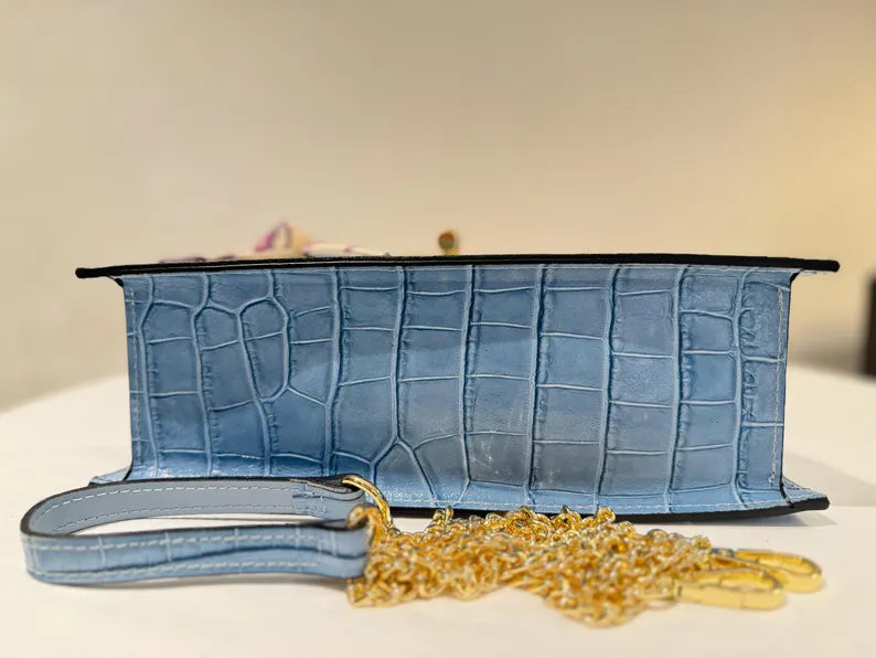 Borse in pelle fatte a mano in Italia per donna | Elegante borsa a mano con motivo coccodrillo | Borsa in pelle azzurra realizzata in Italia