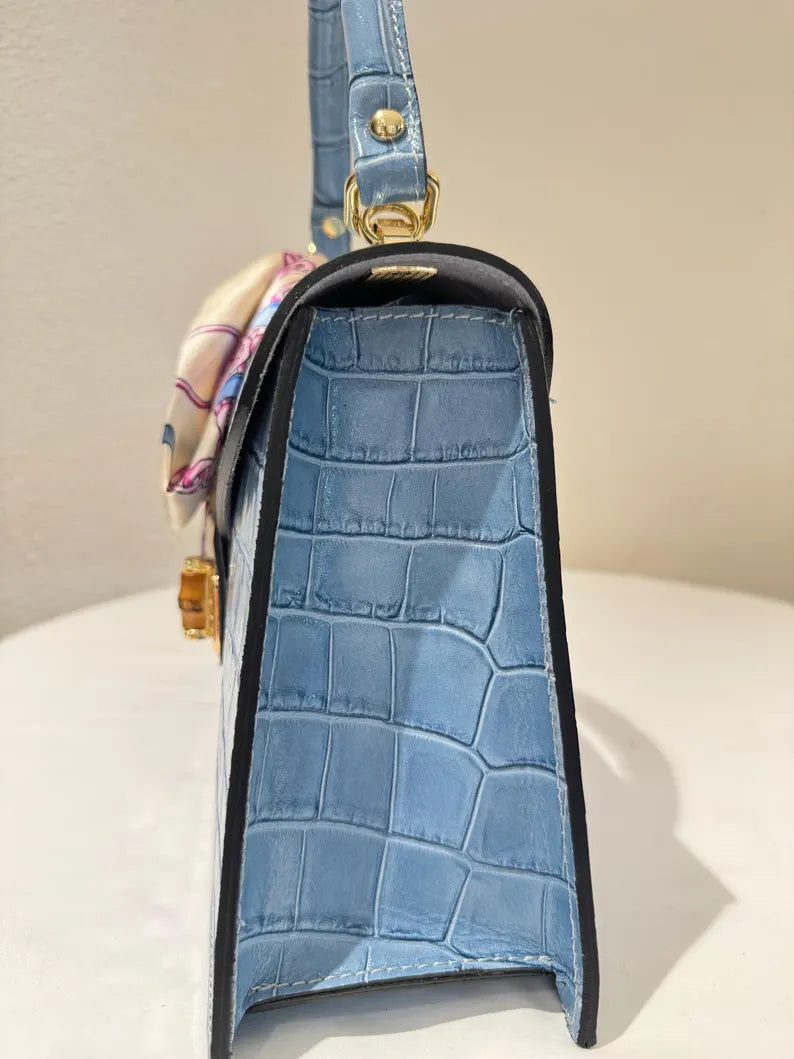 Borse in pelle fatte a mano in Italia per donna | Elegante borsa a mano con motivo coccodrillo | Borsa in pelle azzurra realizzata in Italia