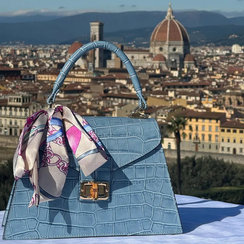 Borse in pelle fatte a mano in Italia per donna | Elegante borsa a mano con motivo coccodrillo | Borsa in pelle azzurra realizzata in Italia