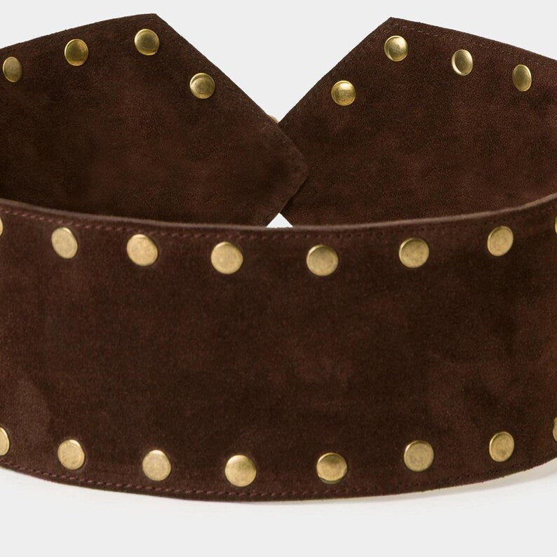 Cintura corsetto larga in pelle scamosciata, cuoio marrone scuro con borchie, fibbia color oro antico