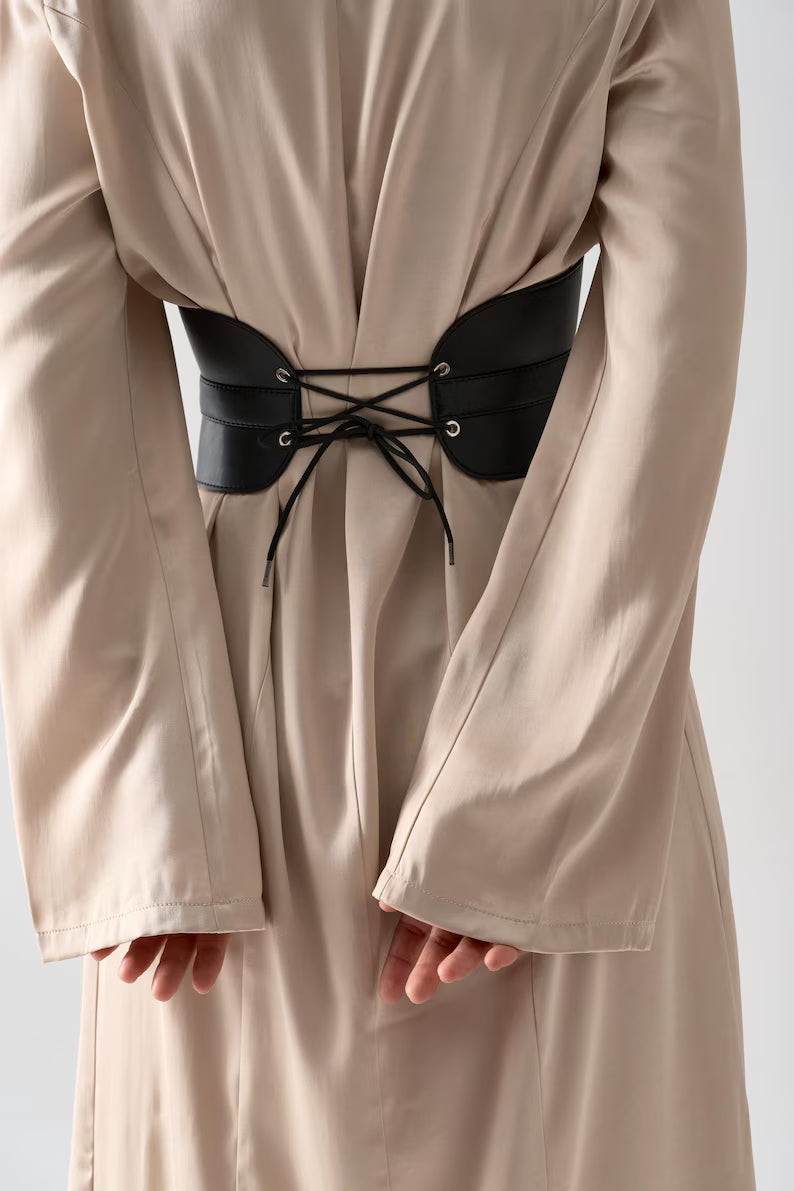Cintura a corsetto larga in ecopelle nera: moda taglie forti