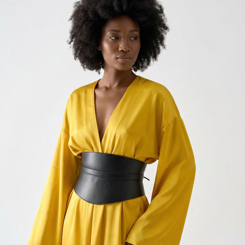 Cintura a corsetto larga in ecopelle nera: moda taglie forti