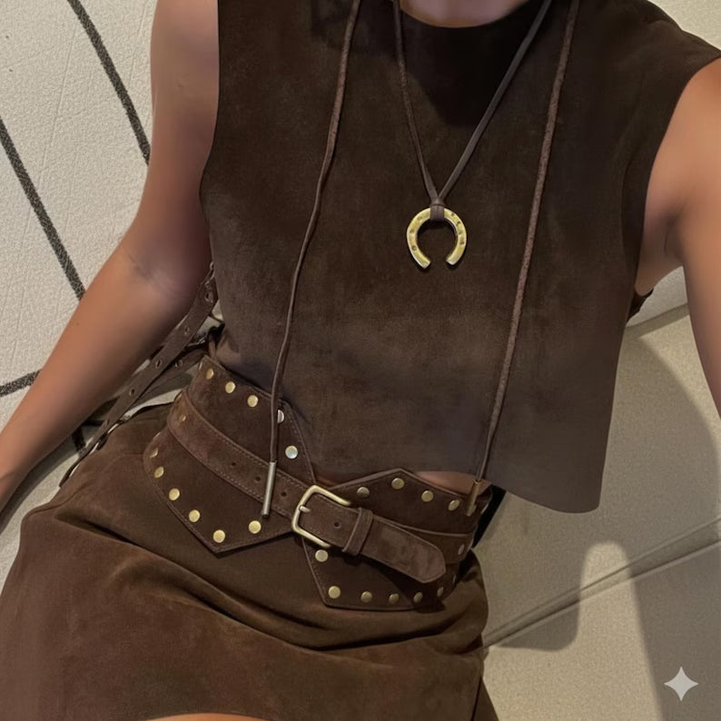 Cintura corsetto larga in pelle scamosciata, cuoio marrone scuro con borchie, fibbia color oro antico