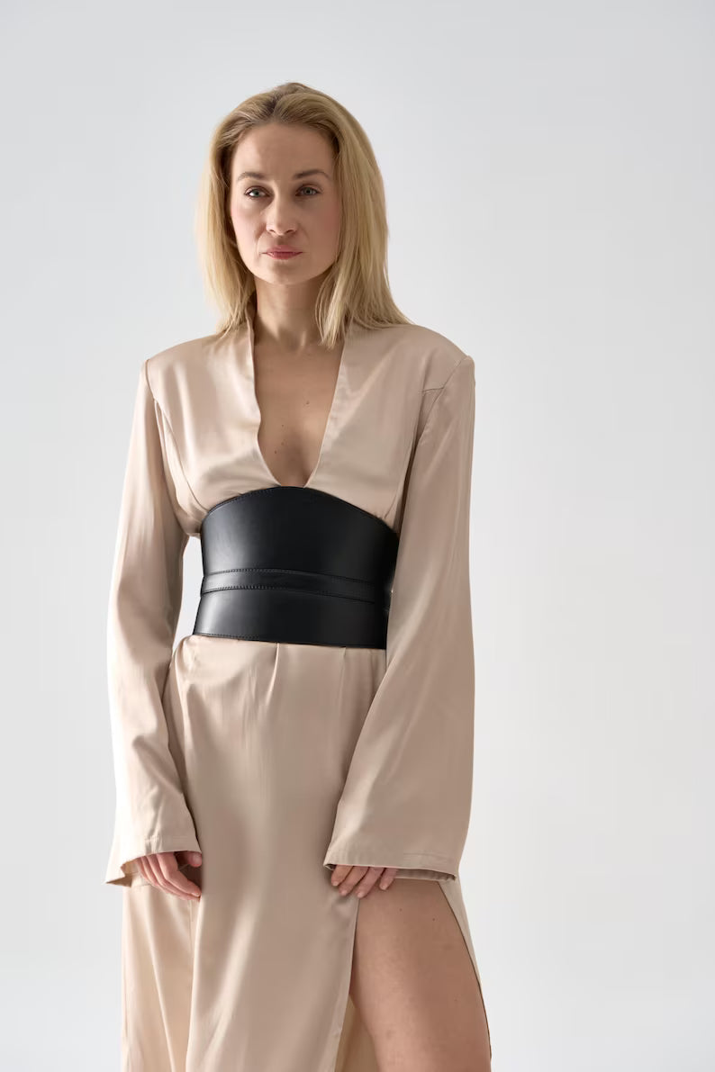 Cintura a corsetto larga in ecopelle nera: moda taglie forti