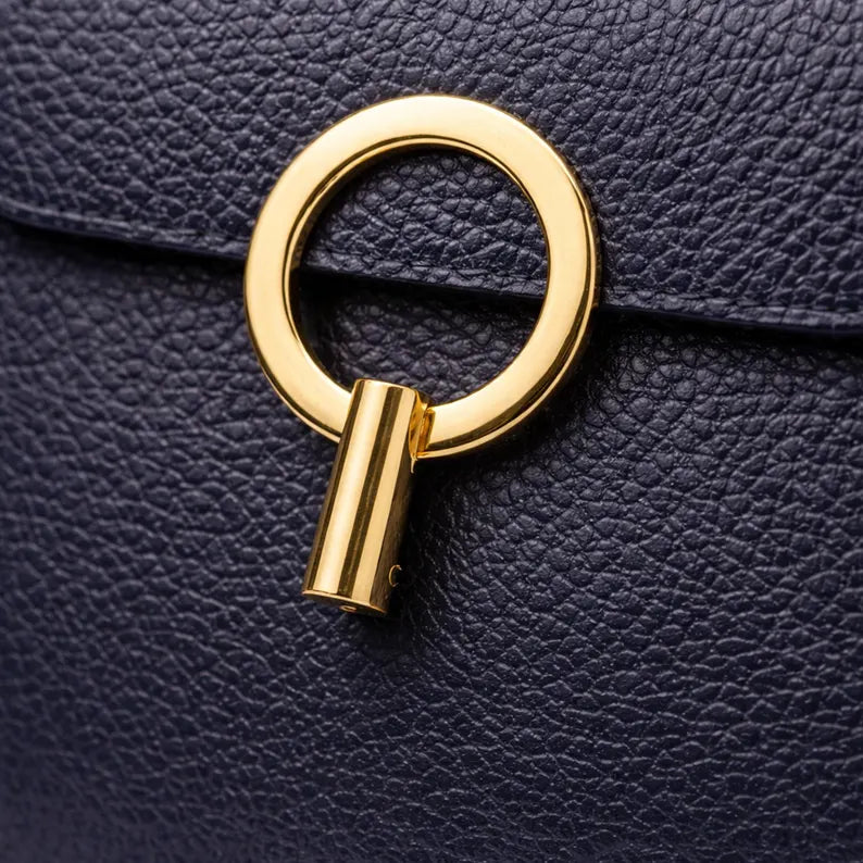 Borsa a tracolla blu navy in vera pelle italiana, realizzata a mano, elegante e raffinata, un regalo perfetto per lei.