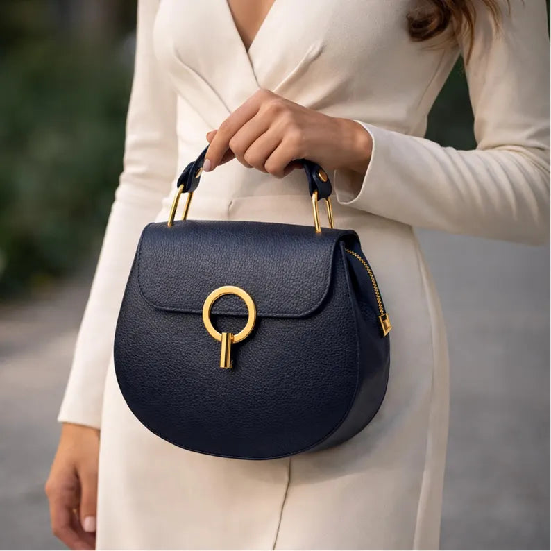 Borsa a tracolla blu navy in vera pelle italiana, realizzata a mano, elegante e raffinata, un regalo perfetto per lei.